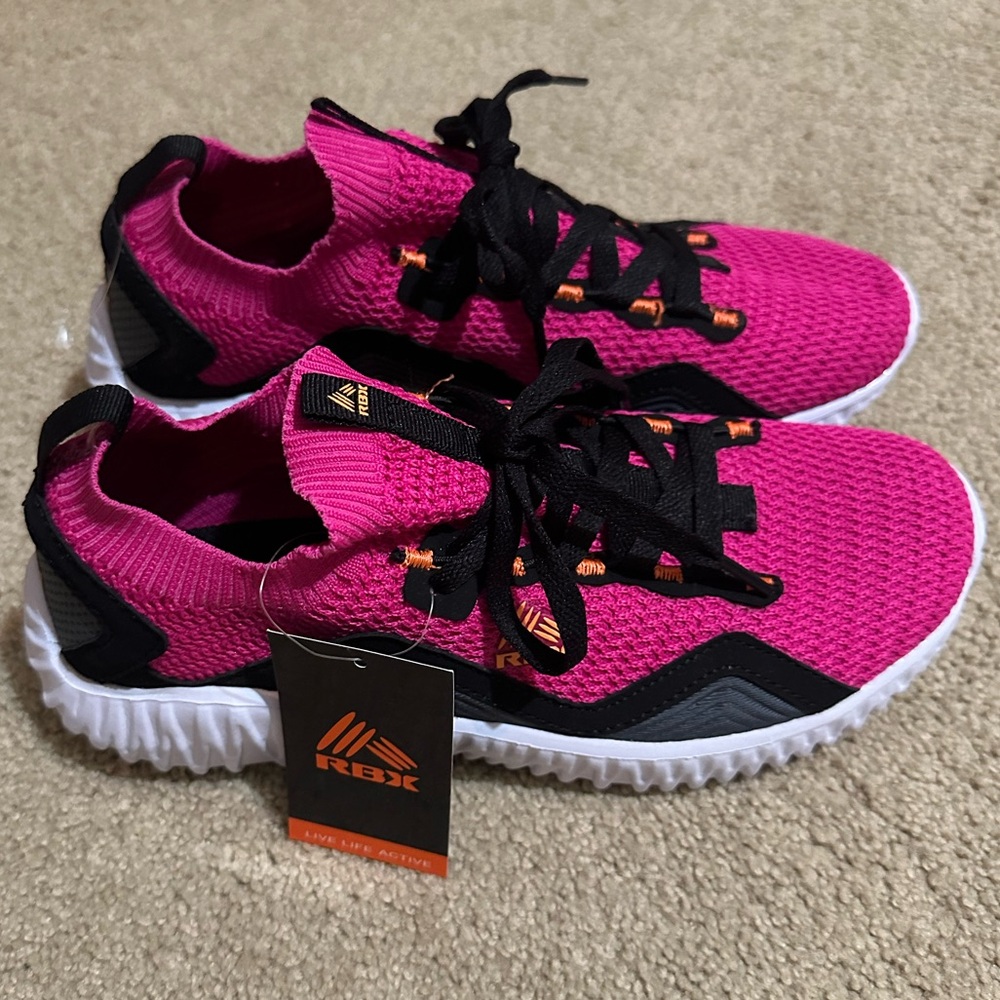 Reebok women’s pink stretchy knit casual sneaker size 7 NWT